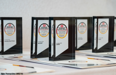 Live & Living Award_Preis Plexiglas_Bildunterschrift-1de1cdd6